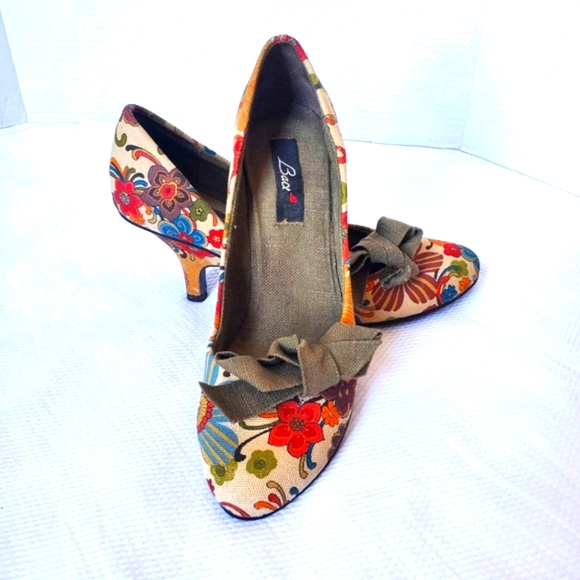 Anthropologie Shoes - Baci by Anthropologie Retro Inspired Fabric Serena Pumps